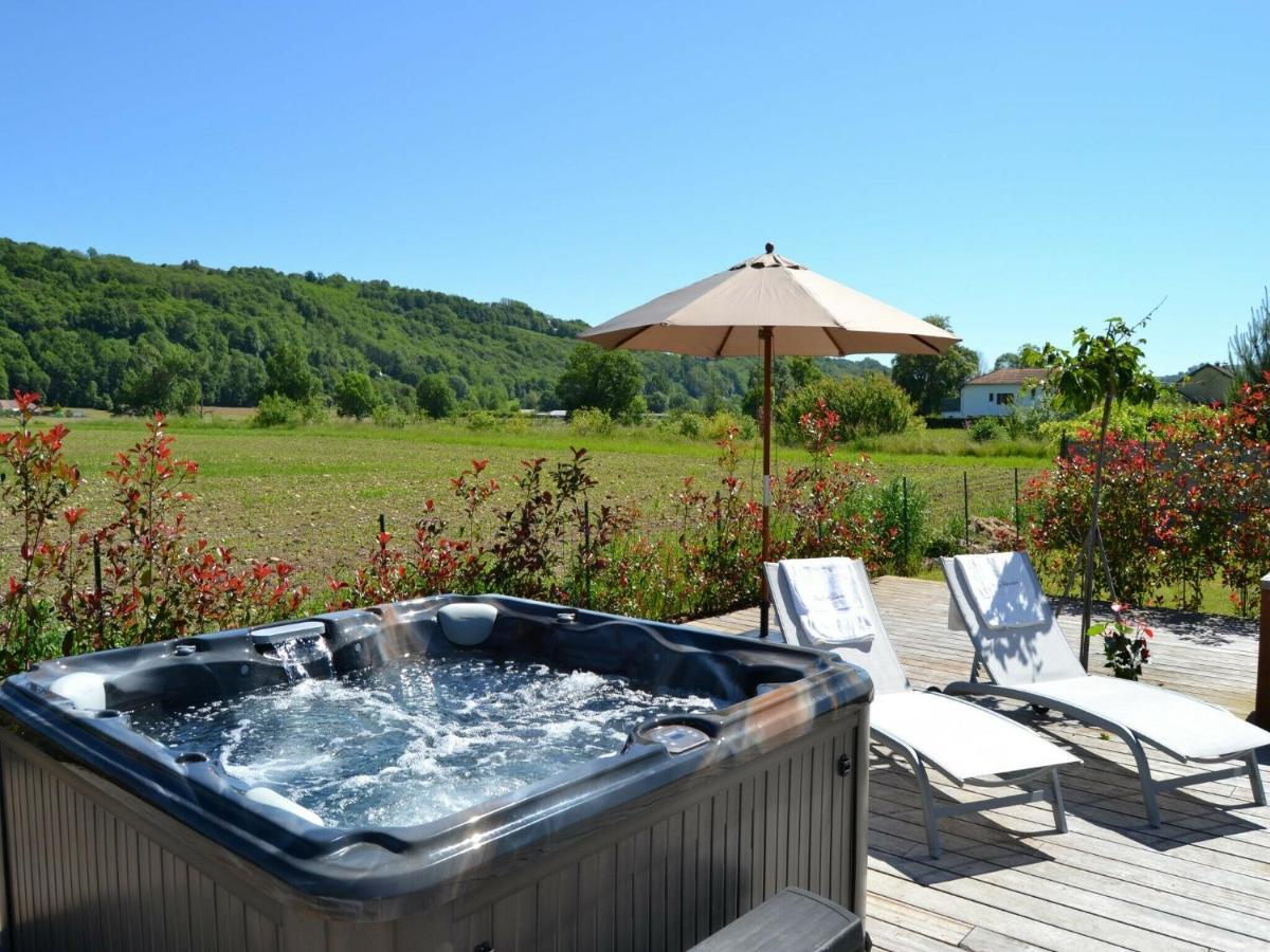 Luxurious With Jacuzzi In *