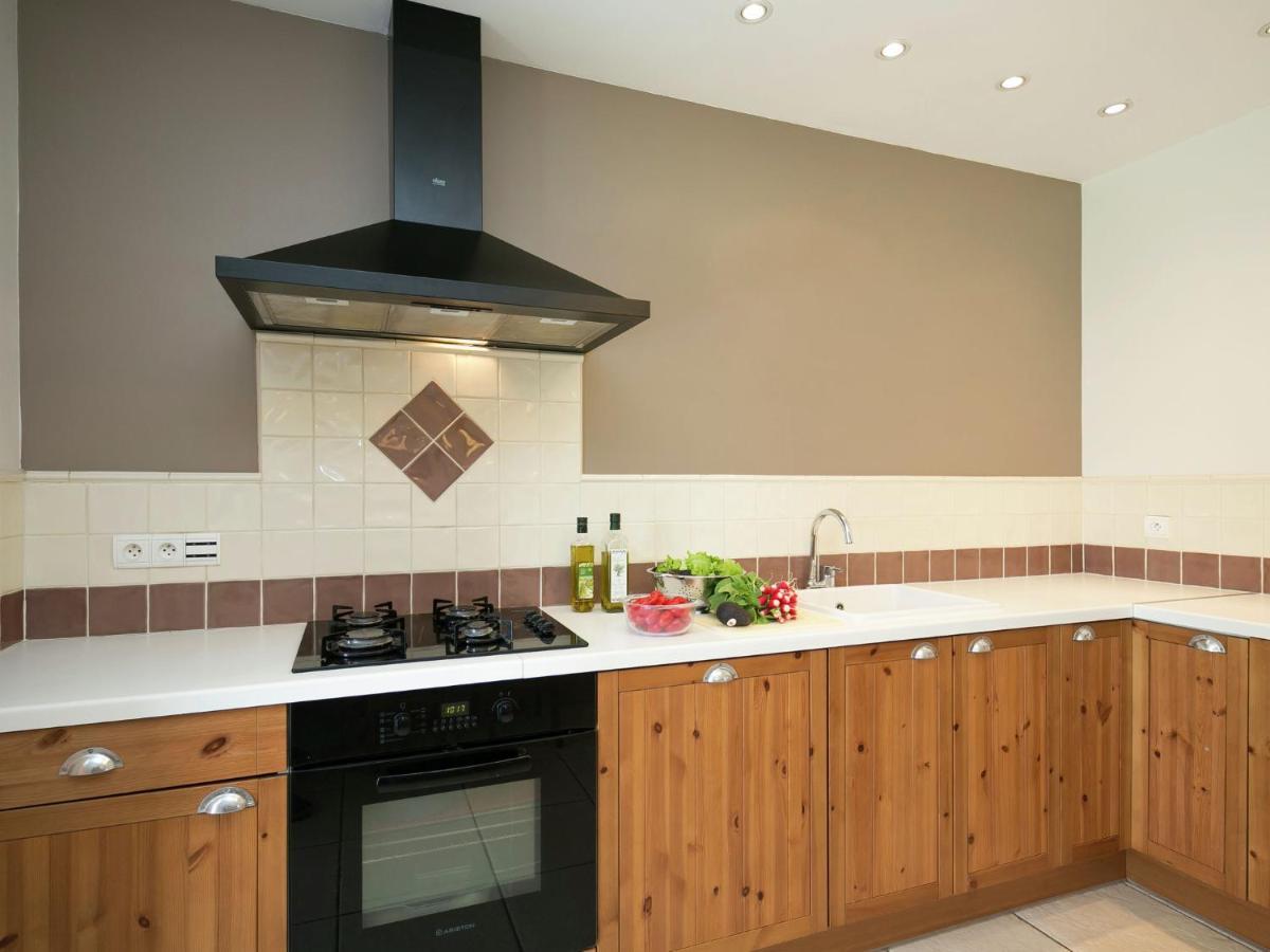 Villa Luxurious With Jacuzzi In *