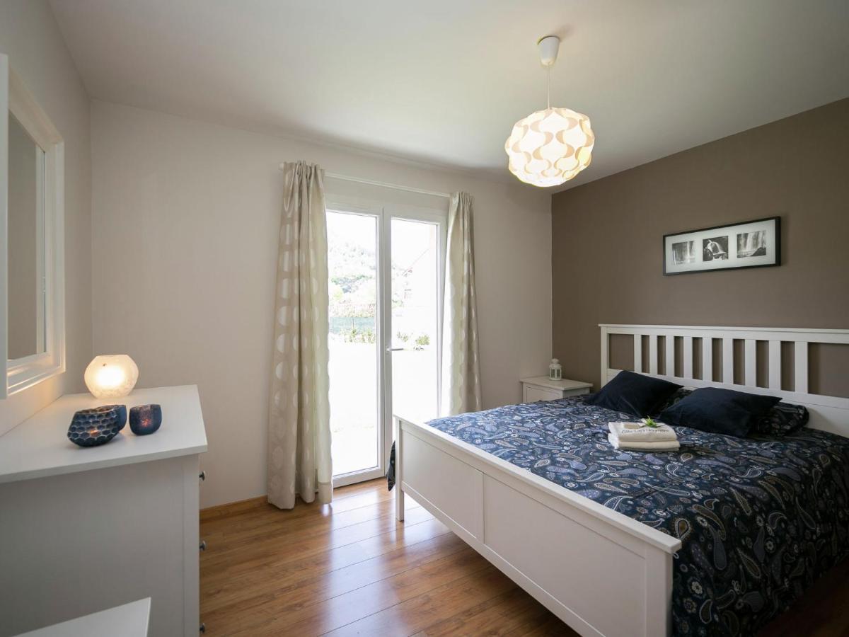 Villa Luxurious With Jacuzzi In *