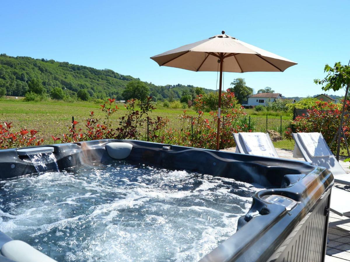 Luxurious With Jacuzzi In